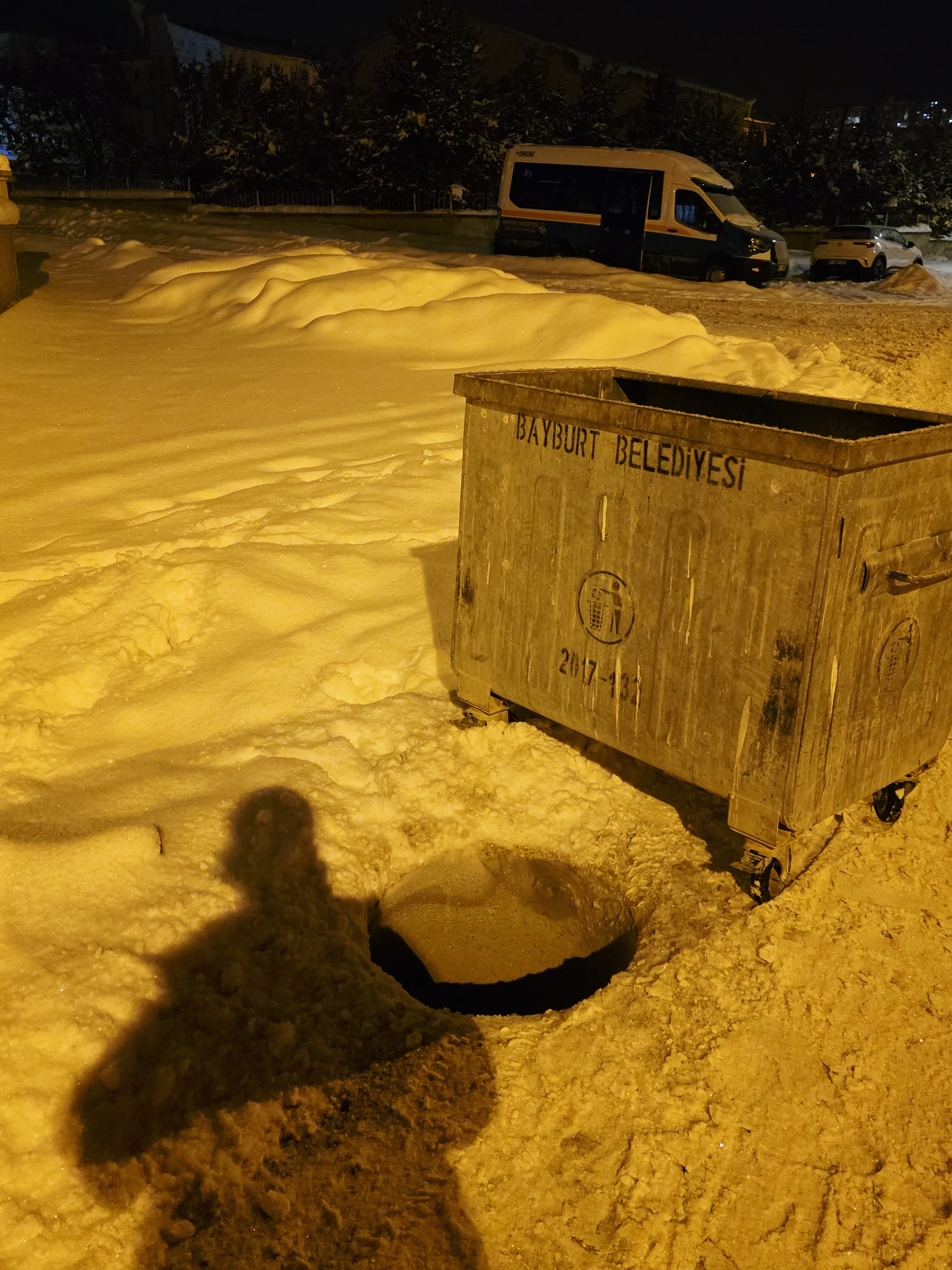 AÇIK BIRAKILAN LOGAR KAPAĞI TEHLİKEYE DAVETİYE ÇIKARIYORDU